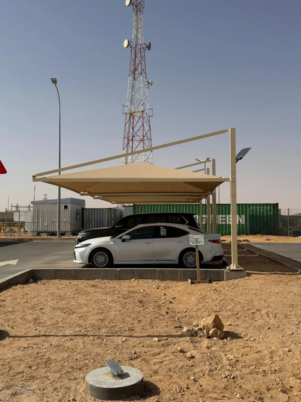 مظلات مواقف هرمية بدعامات علوية لبتروبان – أرامكو PS1، الرياض – صورة من الموقع 1
