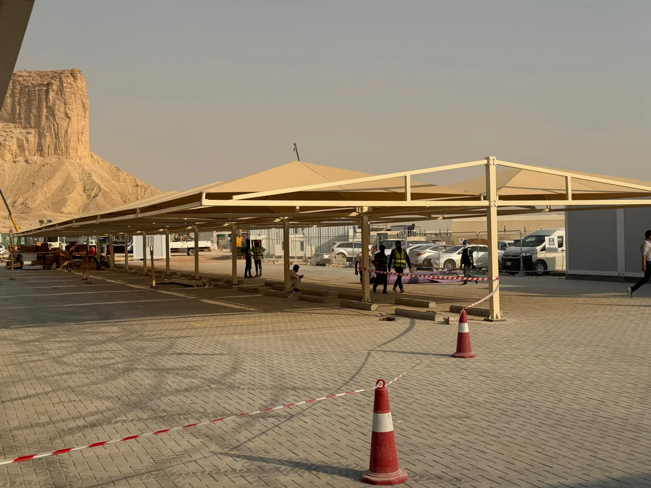أعمال مظلات مواقف السيارات في القدية – الرياض – صورة من الموقع 1