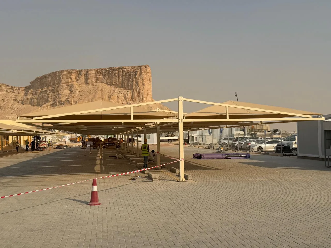 أعمال مظلات مواقف السيارات في القدية – الرياض – صورة من الموقع 2